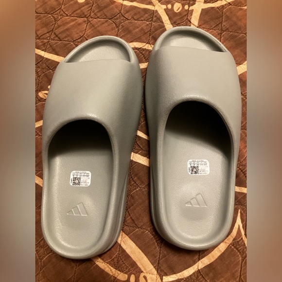 Brand new Yeezy slides in salt - Picture 4 of 4